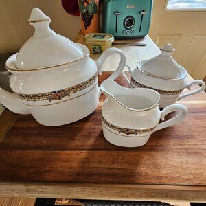teapot creamer and sugar set beautiful set great condition